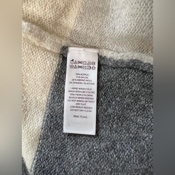 C&C CALIFORNIA Cream and gray color block cowl neck sweater size XL. - Picture 10 of 10